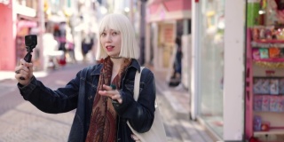 一个戴着白金金色假发的年轻女子走在购物街拍视频