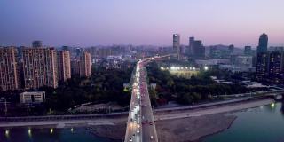 高架道路鸟瞰图和杭州黄昏时分的现代城市景观