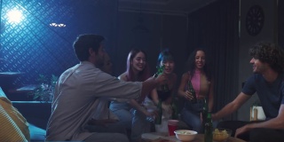 一群形形色色的人在晚会上碰碰啤酒瓶。