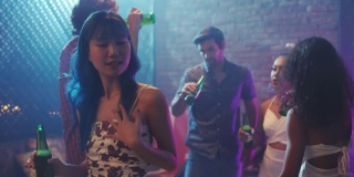 一群形形色色的人在酒吧的晚会上跳舞。