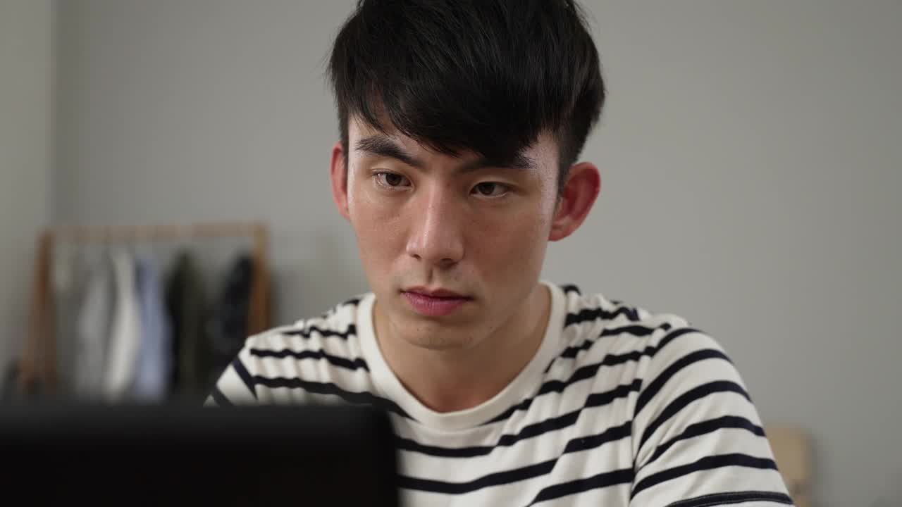 最近，因过度劳累而突然出现视力模糊的韩国青年正在用电脑擦眼睛。