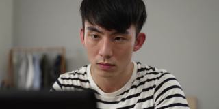 最近，因过度劳累而突然出现视力模糊的韩国青年正在用电脑擦眼睛。