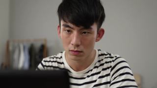 最近，因过度劳累而突然出现视力模糊的韩国青年正在用电脑擦眼睛。视频素材模板下载