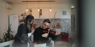 一位年轻的女音乐老师在她的公寓里教小提琴。