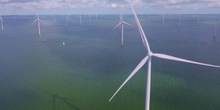 航拍，荷兰海边矗立着巨大的风车。