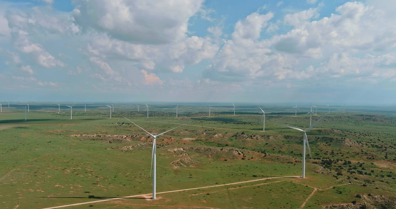 德克萨斯州丘陵地带的风力生态能源涡轮机