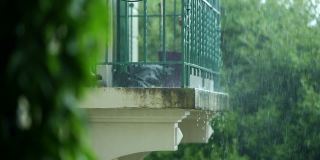 倾盆大雨在家庭阳台露台，即将到来的夏季风暴
