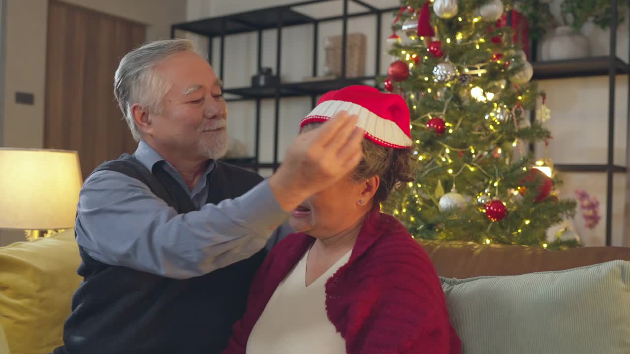 快乐深情的爷爷奶奶爸爸妈妈坐在沙发上一起积极快乐的交谈温柔的手拥抱肩膀花时间在平安夜周末假期晚上时间在家