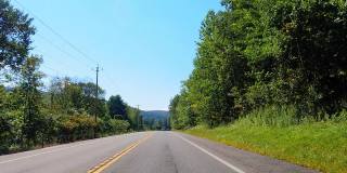 驾车穿过美丽的新英格兰乡村高速公路