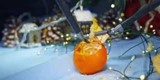 医疗机器人手术剥下水果。机器手臂的小爪子从橘子上剥下来。圣诞装饰的背景。