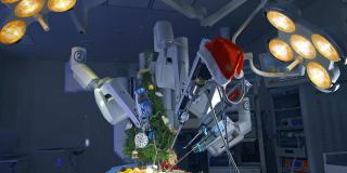 有圣诞装饰的手术台，上面有令人印象深刻的机械手臂。有达芬奇系统的手术室剥橘子，装饰冷杉树。背景是特殊手术设备。