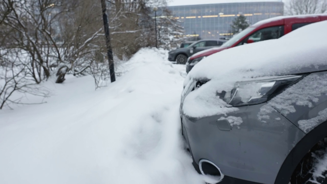 近距离观察爱沙尼亚白雪覆盖的道路