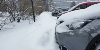 近距离观察爱沙尼亚白雪覆盖的道路