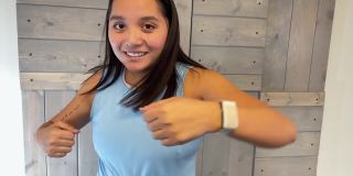 高加索和亚洲女性健身馆设置举重太极拳瑜伽健身系列视频