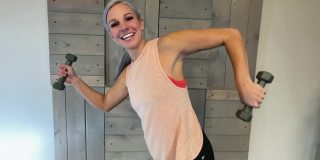 高加索和亚洲女性健身馆设置举重太极拳瑜伽健身系列视频