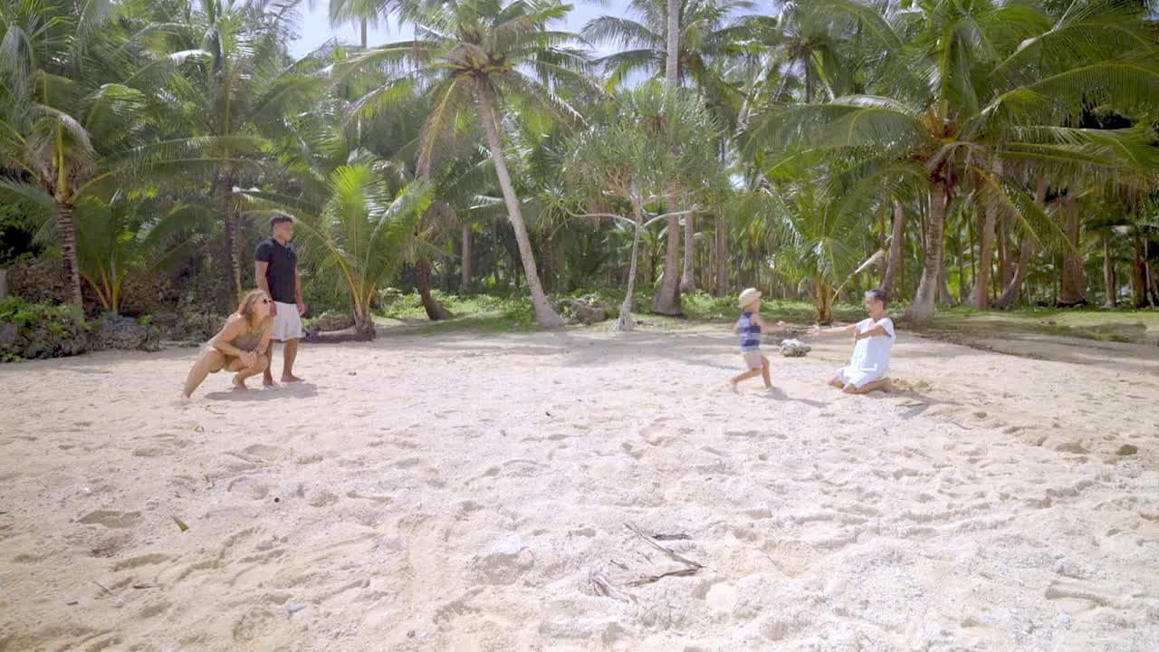 几代人在沙滩上玩耍