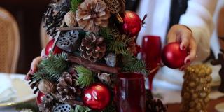 准备餐桌，空餐桌特写，疫情期间空餐桌慢镜头，圣诞主题餐桌布置，装饰餐桌上的圣诞树，为圣诞树增添点缀