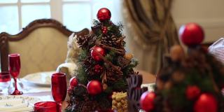 空空如也的圣诞餐桌特写，疫情期间空空如也的圣诞餐桌慢镜头，圣诞主题餐桌，餐桌上装饰的圣诞树