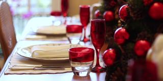 空空如也的圣诞餐桌全景，大流行期间空空如也的圣诞餐桌慢镜头，圣诞主题的餐桌，装饰过的圣诞树，木鹿和餐桌上的圣诞装饰品