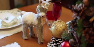 空空如也的圣诞餐桌特写视频，疫情期间空空如也的圣诞餐桌上的慢动作视频，圣诞主题的餐桌，圣诞装饰的圣诞树，餐桌上的木鹿。