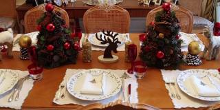 空空如也的圣诞餐桌全景，大流行期间空空如也的圣诞餐桌慢镜头，圣诞主题的餐桌，装饰过的圣诞树，木鹿和餐桌上的圣诞装饰品