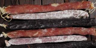 传统香肠和有霉菌的香肠。在木板上的香肠香肠。