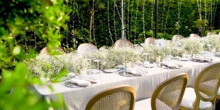 餐桌装饰在花园里，婚礼装饰在花园里蜡烛和装饰