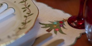 圣诞主题餐盘、准备餐桌、空圣诞餐桌特写、疫情期间空圣诞餐桌慢镜头、餐桌服务、在餐桌上摆放餐具和盘子