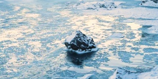 冰冻的河流有着巨大的水流，冰的碎片顺流而下，清澈的水和冰，冰岛冰川融化的河流