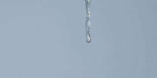 水滴从融化的冰柱上落下