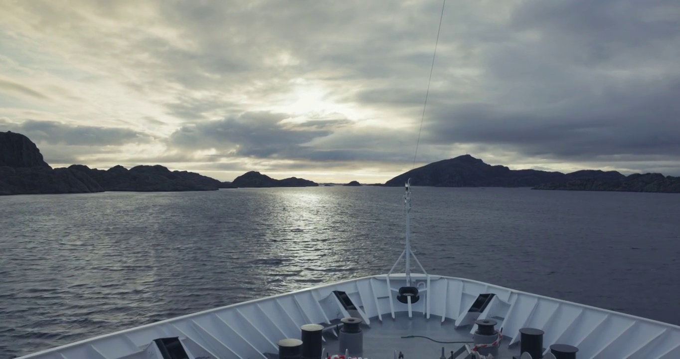在北极水域游船上的生活:船首在狭窄的海上通道