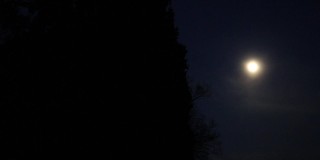 满月和移动的云