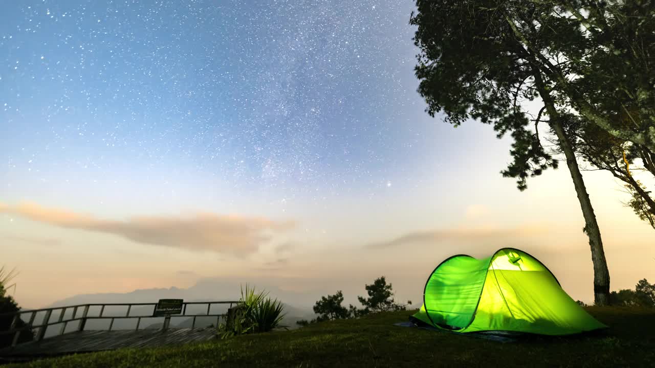 绿色帐篷露营的山上有流星雨