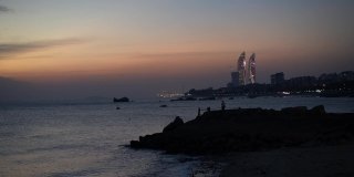 日落时海滨城市的天际线