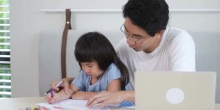 慢镜头的父亲教他的小女儿画画