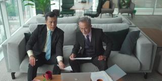 2位成熟成功的亚洲商人在办公室进行商务会议讨论