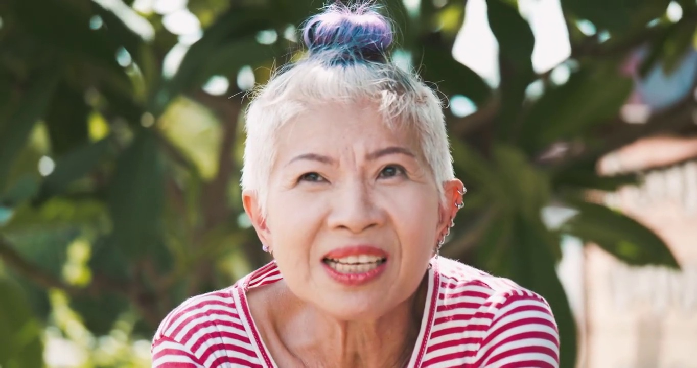 肖像:老年妇女在讲述她的故事时的享受。东南亚及东亚:50岁以上人群