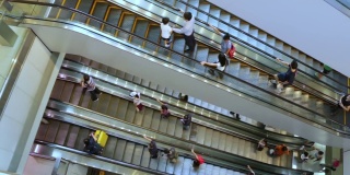 购物中心的几部自动扶梯