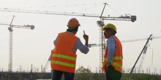 测量师、建造师、工程师、技术人员在新工地讨论施工计划。