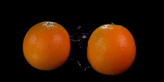 在黑色的背景下，橙色的水滴相互碰撞