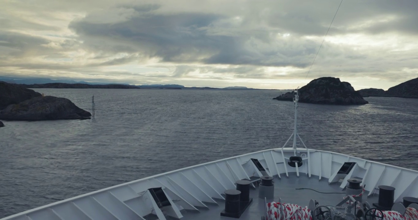 在北极水域游船上的生活:船首在狭窄的海上通道