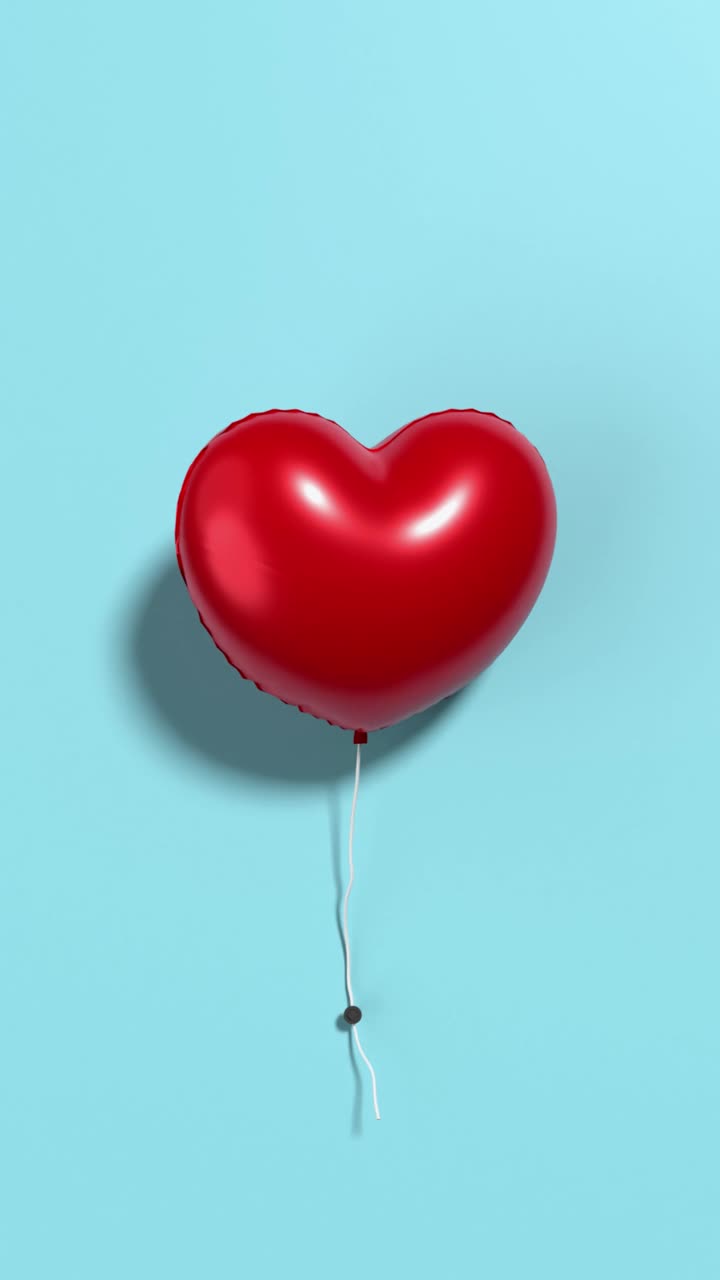 Loop Ready红色氦气球在心脏形状的蓝色油漆墙在4K分辨率