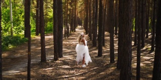 穿着婚纱和雪纺裙的女士在森林中奔跑