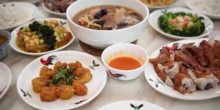 亚洲华人在春节团圆饭期间在餐桌上自制食物