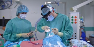 手术室助理和外科医生。由专业医生配合护士使用无菌医疗器械进行鼻部手术。