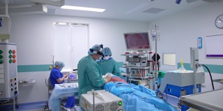 鼻部手术在手术室。医生和护士对着躺在手术台上的病人的鼻子做手术。现代医疗设备背景。