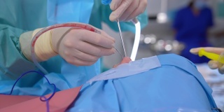用医疗工具和管道进行鼻子手术。医生的手用手术器械给病人的鼻子做手术。特写镜头。