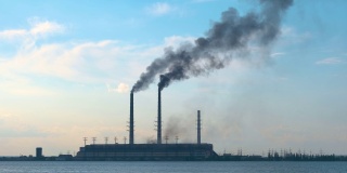 燃煤电厂的高管，黑烟向上移动污染湖水的大气