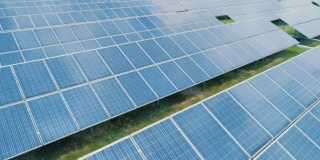太阳能电池板鸟瞰图农场太阳能电池与天空反射它。可再生绿色替代能源概念。特写镜头。相机向前移动