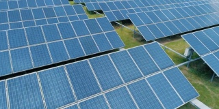 太阳能电池板鸟瞰图农场太阳能电池。可再生绿色替代能源概念。相机移动对吧